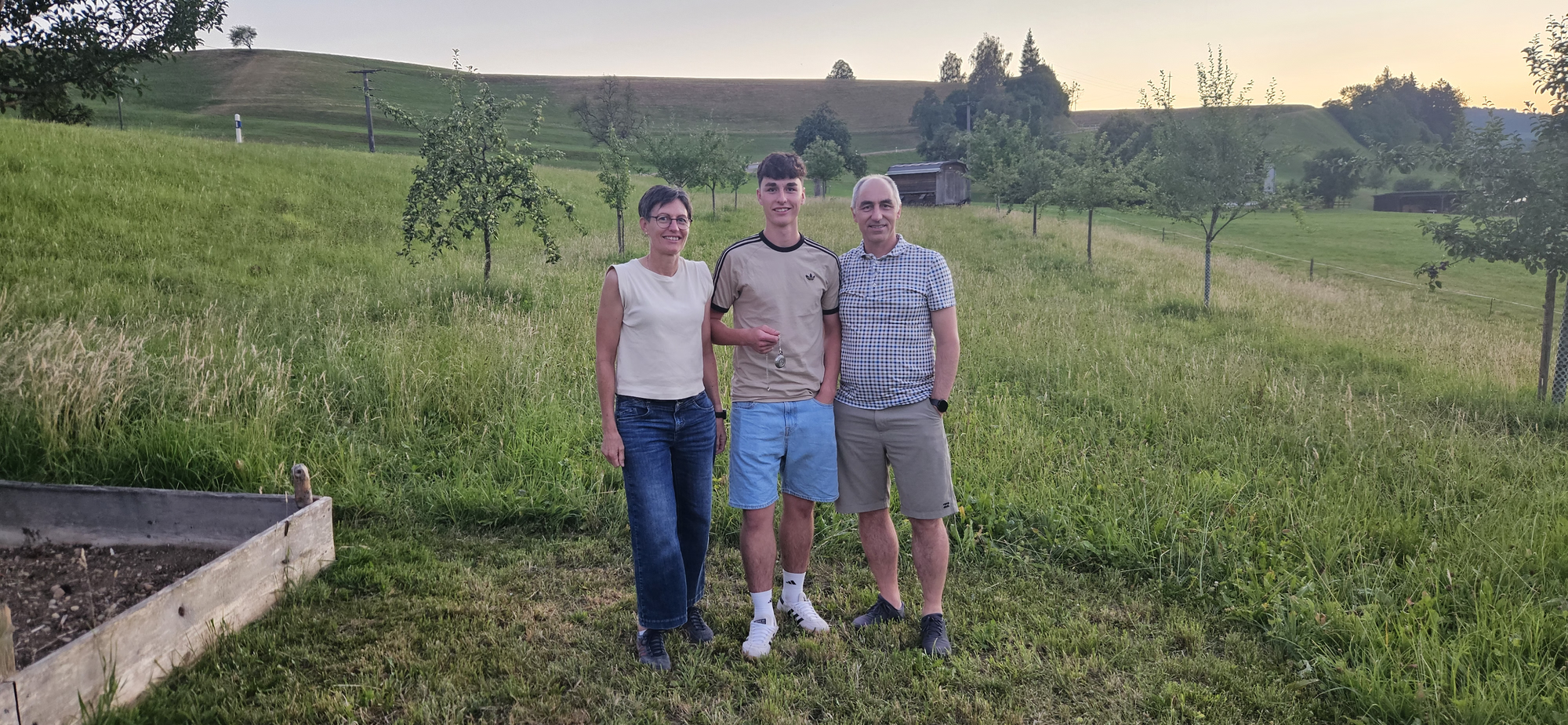 Flavio Gmür mit Familie beim Lehrabschluss